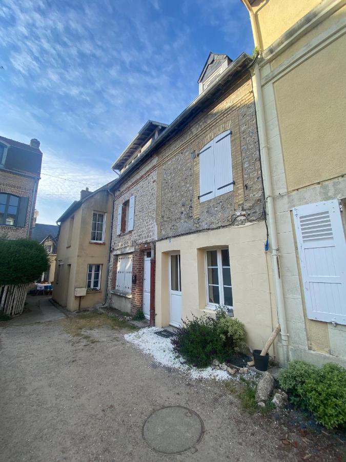Charmante Maison Au Coeur De ヴィレルヴィル エクステリア 写真